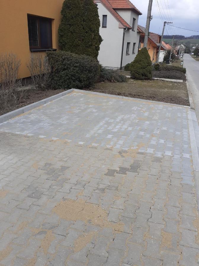 Rd Cerncin Bucovice Apartment Bagian luar foto